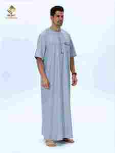 Túnica Al Haramain para Hombre, Color Gris Claro, de Algodón, Manga Corta, Larga hasta el Suelo, Transpirable, Estilo Árabe Tradicional para Uso Diario - Product Image 3