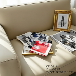 Écharpe carrée à motif de roses 70x70 cm, accessoire de mode en soie pour femmes et hommes - Product Image 5