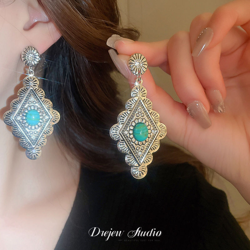 Fashionable Diamond Studded Flower Pearl Earrings