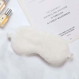 Masque pour les yeux en fausse fourrure satinée douce et moelleuse avec ombrage léger et respirant pour les voyages - Product Image 3