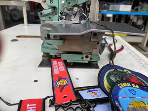 Máquina de Coser Overlock MG-3U para Brazaletes y Emblemas de Uniformes Escolares - Product Image 4