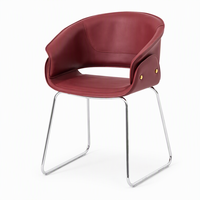 Chaise de salle à manger rouge, 78 cm de hauteur, 58 cm de largeur x 55 cm de profondeur, hauteur d'assise 46 cm, dossier incurvé, pieds en métal type traîneau