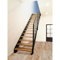 Escalier moderne en L à double latéral avec poutres latérales, en bois de chêne blanc américain, avec garde-corps en verre trempé à un seul côté