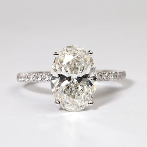 แหวนเพชรทรงรีเพาะเลี้ยงในห้องปฏิบัติการ งานฝีมือประณีตจากทองคำขาว ประดับเพชรเม็ดเดี่ยว พร้อมเพชรประดับเล็กๆ สำหรับเป็นของขวัญเจ้าสาว - Product Image 1