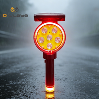 Balise solaire 2-en-1 haute puissance avec écran LED, protection IP66, pour cône de signalisation routière, alimentation de secours par piles sèches pour autoroute