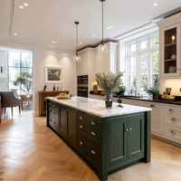 Meubles de cuisine laqués modernes sur mesure avec îlot central et rangement intégré pour appareils électroménagers, pour une conception personnalisée