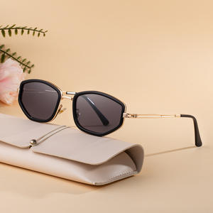 Elegantes gafas de sol de montura pequeña para mujer, lentes de PC UV400 de metal negro con estuche para conducir y uso diario - Product Image 5