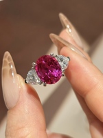 PT950 Ovaler Labor-Rubinring mit Birnenförmigem Diamant-D-Akzent, Krappenfassung, Edelsteinband für Hochzeitstag-Geschenk, Nur Höchste Qualität
