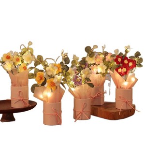 Ramo de 5 Flores de Lana Tejidas a Mano, Flores de Punto DIY, Regalos de San Valentín para Novias y Amigas - Product Image 5