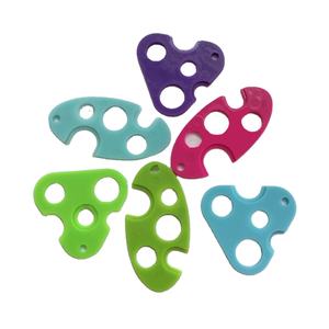 Abridor de botellas de plástico triangular ovalado de 6*3cm, 4*4cm para botella de rodillo, herramienta dispensadora auxiliar de apertura de tapa multifunción - Product Image 1