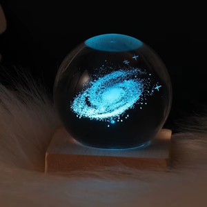 Bola de Cristal Grabada, Lámpara Nocturna Moderna, Base Luminosa LED con Láser USB, Regalo Navideño - Product Image 2