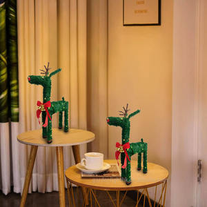 Décoration de Noël en forme de renne 3D - Renne artificiel en PVC avec éclairage LED fonctionnant sur piles, avec nœud rouge et clochettes dorées pour la maison et les fêtes - Product Image 5