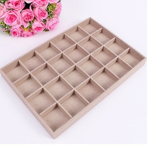 Plateau organisateur de bijoux en velours pour pendentifs et bracelets - Product Image 6