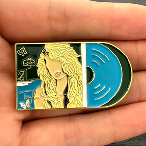 En gros : Pins musicaux en métal, Cadeaux souvenirs, Badges émaillés en métal avec couverture d'album Swift, Broches poster musicaux pour vêtements, En stock - Product Image 1