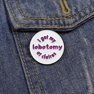 Broche polyvalente de style niche avec des phrases amusantes en lettres de l'alphabet anglais, 'I Got My Lobotomy at Claires', accessoires vestimentaires géométriques - Product Image 4