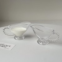 Carafe à crème en verre transparent avec poignée perlée et base sur pied, verseuse à lait pour le service de café et de thé sur table