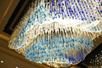 Lustre rectangulaire moderne de luxe, grand modèle, avec cascade de cristaux bleus dégradés, luminaire suspendu personnalisé pour hall d'hôtel et salle de banquet
