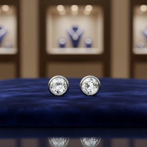 Orecchini a perno con sfera in oro bianco e cristallo incastonato, gioielli classici unisex - Product Image 2