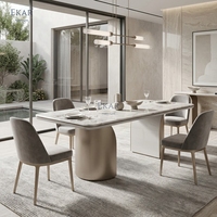 Table à manger rectangulaire de luxe moderne, surface aspect marbre, base à double piédestal pour salle à manger de villa