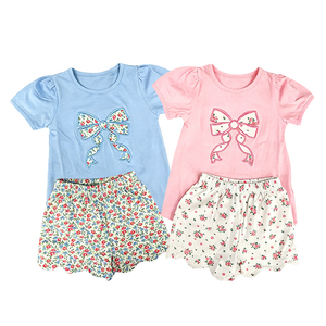 Nouveaux styles d'ensembles de vêtements pour petites filles : T-shirt décontracté d'été à motifs floraux et nœuds, avec bords festonnés courts, pour sœurs - Product Image 4