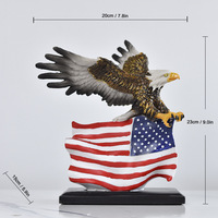 Statue majestueuse d'aigle américain volant au-dessus du drapeau américain, sculpture en résine, figurine patriotique d'aigle chauve pour la décoration de la maison, du bureau et du cheminée