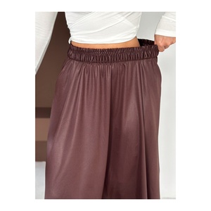 Jupe longue en similicuir marron brillant pour femme avec poches, longueur 95 cm - Product Image 3