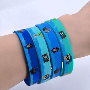 Pulseras de silicona con dibujos de barcos piratas para hombres y mujeres, pulseras decorativas no tóxicas para fiestas y eventos - Product Image 1