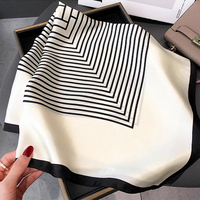 Premium personnalisé 100% soie de mûrier petit foulard carré noir blanc rayé mode écharpe pour les femmes