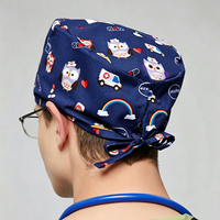 Chapeau de bloc opératoire ANNO en tissu éponge premium avec bandeau absorbant, motif personnalisé, et lien ajustable pour infirmière chirurgienne