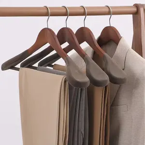 Cintres en bois personnalisés de haute qualité pour costumes, cintres larges à épaules droites en bois pelucheux pour armoire et magasin de vêtements - Product Image 2