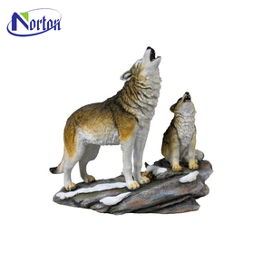 Hot sale outdoor popular design resin crafts howling life size fiberglass wolf garden statues