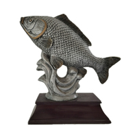 Trophée de pêche Weivista en résine argentée antique sur base dorée 23 cm