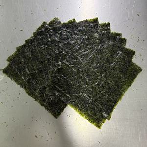 Grade B 10 feuilles <span class=keywords><strong>de</strong></span> coupe entière <span class=keywords><strong>Sushi</strong></span> Nori algues séchées algues grillées marque privée OEM <span class=keywords><strong>de</strong></span> haute qualité disponible - Product Image 3