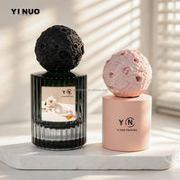 Conception luxueuse avec capuchon en pierre naturelle associé à un capuchon de flacon de parfum unique en forme de lune, production sur mesure en gros pour les fabricants.