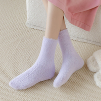 Chaussettes d'hiver douces et moelleuses en gros pour femmes |   Chaussettes mi-mollet douillettes en polaire corail et velours de vison pour la maison et le sommeil