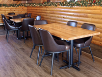 Ensemble table et chaises de restaurant moderne avec sièges rembourrés noirs et pieds en métal imitation bois pour café, bistrot, hôtel, salle à manger