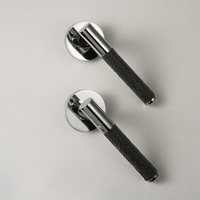 Poignée de porte en cuir motif Lychee avec base en laiton Poignée à levier chromée moderne pour décoration élégante de la maison et de l'hôtel