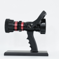 Pistolet à jet haute pression avec débit sélectionnable rouge/noir et poignée ergonomique