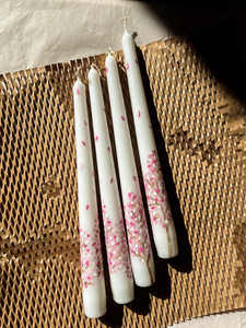 Ensemble de 4 bougies coniques artisanales en cire de soja et paraffine, sans fumée, parfum lavande, collection Élégance Fleur de Cerisier, pour Halloween, Pâques et autres fêtes - Product Image 3