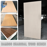 Panneaux muraux décoratifs intérieurs en composite PVC co-extrudé avec placage bois grainé PET, charbon de bambou et fibre de cristal de carbone