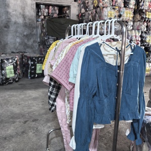 Ukay Ukay Bales : Lots de hauts courts pour femmes, chemisiers en coton d'occasion, chemises de seconde main pour femmes en gros - Product Image 1