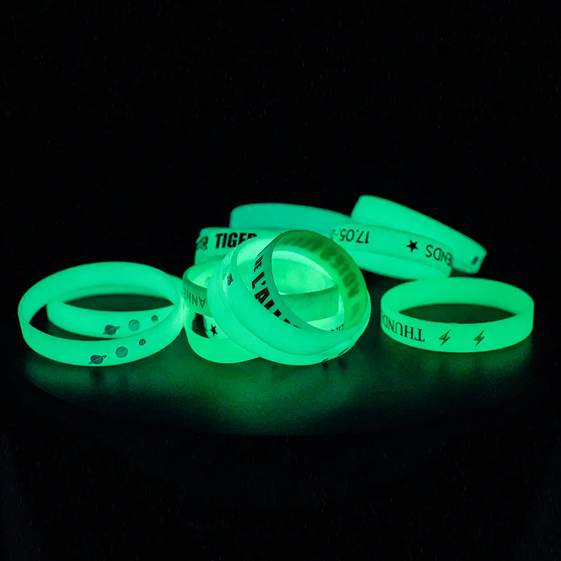 Pulseiras esportivas com logotipo personalizado para presentes promocionais baratos, pulseiras de silicone luminosas com brilho noturno, pulseiras de borracha escuras