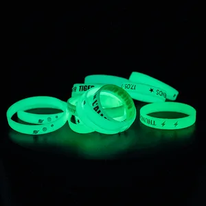 Pulseiras esportivas com logotipo personalizado para presentes promocionais baratos, pulseiras de silicone luminosas com brilho noturno, pulseiras de borracha escuras