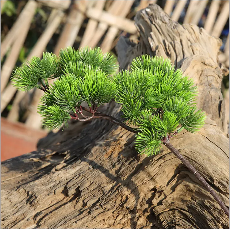 人工の緑の木の松の葉枝の葉と装飾用のプラスチック低木植物タイプ