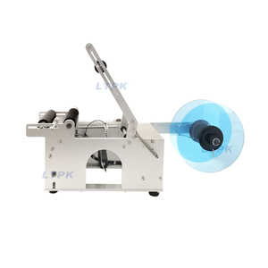 ماكينة وضع الملصقات على الزجاجات الدائرية البلاستيكية للقنينة والقنينة الزجاجية شبه الأوتوماتيكية LTPK - Product Image 2