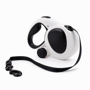 Guinzaglio retrattile automatico per animali domestici con luce con caratteristiche riflettenti per esterni dispositivo di guinzaglio multifunzione per cani - Product Image 1