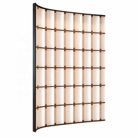 Paravent incurvé rétroéclairé à lattes, ton bois, grille avec accents bronze, éclat chaud, personnalisé pour hôtels et villas