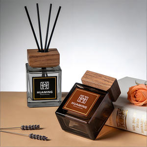 Diffuseur de <span class=keywords><strong>parfum</strong></span> en verre personnalisé de luxe, forme carrée, écoresponsable, pour huiles essentielles, fabrication artisanale - Product Image 3
