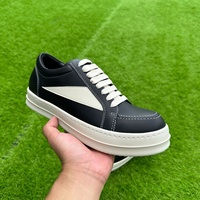 Baskets basses pour hommes en cuir véritable, style skate, vintage, noir et blanc, semelle épaisse, chaussures de ville sombres avec décor triangulaire latéral