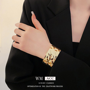 Bracelet manchette en <span class=keywords><strong>fer</strong></span> électroplaqué plissé style européen et américain, personnalisé, de luxe léger et haut de gamme, au design cool - Product Image 2